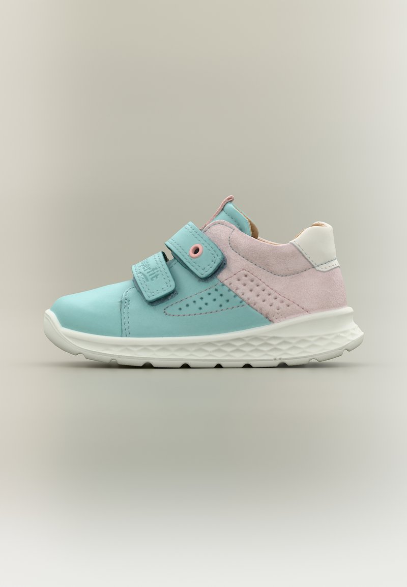 Baskets d'enfant en bleu pastel et rose avec double sangle Velcro et semelle blanche texturée sur fond neutre.