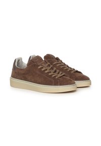 Sneaker in suede marrone con suole in gomma beige. Caratteristiche includono punta rotonda, chiusura con lacci e fodera morbida. Dettagli sul tallone di tonalità più scura.