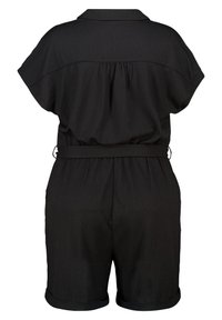 Combinaison noire à manches courtes, en tissu léger, dotée d'un col, d'une taille élastique et de manches retroussées sur le short.