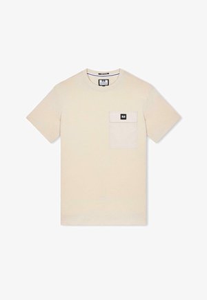 Beige T-shirt met korte mouwen, ronde hals en een vierkante borstzak met een klein zwart label op de zakflap.