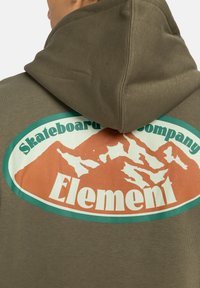 Felpa con cappuccio in verde oliva caratterizzata da una grande grafica sul retro con montagne, "Element" e "Skateboard Company" in colori vivaci.