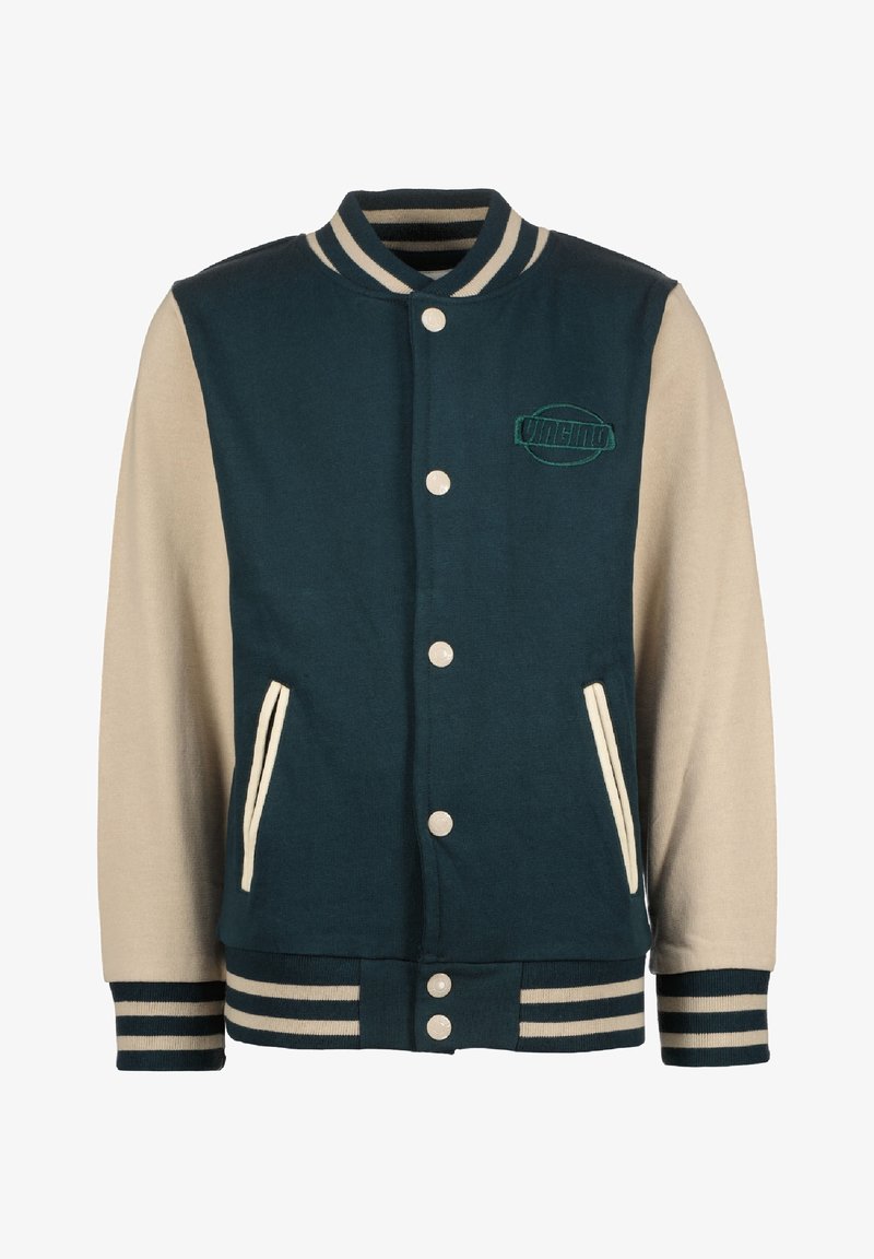 Veste universitaire verte et beige avec poignets et ourlet côtelés, comportant deux poches latérales et un logo à l'avant. Les boutons sont blancs et ronds.