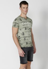 Koroshi SHORT SLEEVE - Apdrukāts T-krekls - kaki khaki