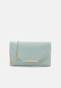 Bolso de mano de ante sintético verde menta con una cadena dorada, que presenta un diseño elegante y un acento metálico horizontal en la parte frontal.