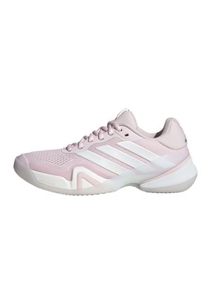 Lyserød sportssko med hvide Adidas-striber, mesh-overdel, polstret sål og snørelukning, vist fra siden på en hvid baggrund.