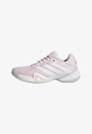 Jasnoróżowy but sportowy z białymi paskami Adidas, siateczkowa cholewka, amortyzowana podeszwa i zapięcie na sznurówki, pokazany z boku na białym tle.
