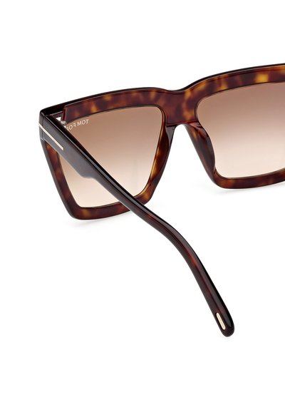 Sköldpaddsögonbryn i geometrisk form med gradientbruna linser och slanka mörkbruna armar; silverdetalj på ramen.