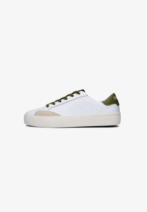 Sneaker bianca con accenti verdi, punta in suede e lacci piatti. Presenta una tomaia in pelle liscia e una suola in gomma bianca testurizzata.