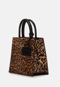 Borsa a tracolla con stampa leopardata e dettagli in pelle nera, forma strutturata, manici corti e un'etichetta con il logo attaccata. Finitura con texture morbida.