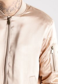 Black Kaviar Bomberjacka - beige