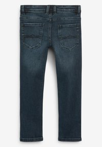 Sötétkék farmernadrág, slim fit fazonban, standard derékrésszel, két hátsó zsebbel és enyhén kopott hatással.