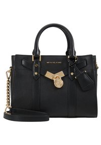 Borsa a tracolla in pelle nera con texture, doppi manici superiori, cinturino a catena dorato rimovibile, dettagli in metallo dorato e particolare con lucchetto frontale.
