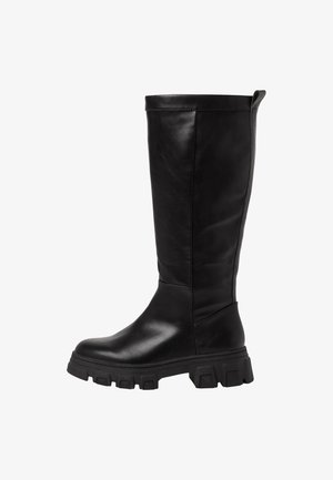 Bota negra de cuero hasta la rodilla con un diseño elegante, acabado texturizado y una suela de goma resistente con un patrón de banda de rodadura gruesa.