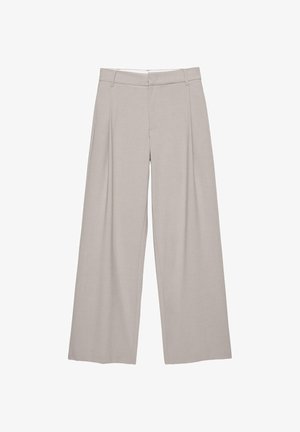 Pantaloni largi bej deschis cu șlițuri pentru curea, pliuri frontale și buzunare laterale, așezați pe o suprafață albă.