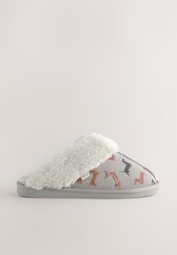 Grauer Hausschuh mit einem pelzigen weißen Band und einem verspielten Hundemuster. Weiches Stoffmaterial mit flacher Sohle und Ziernähten.