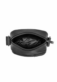 Czarna skórzana torba o teksturowanej powierzchni, owalnym kształcie, z zamkiem błyskawicznym na górze oraz wnętrzem wyłożonym gładką czarną tkaniną. Regulowany pasek.
