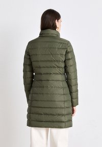 Tommy Jeans ESSENTIAL HOODED  - Kaput ispunjen paperjem - fatigue green