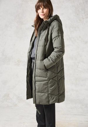 Manteau matelassé long, vert olive, avec capuche, fermeture éclair, poches et motif matelassé diagonal. Le tissu semble doux et isolant.