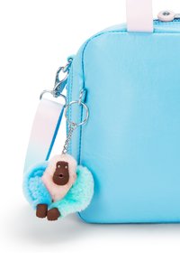 Borsa in ecopelle blu con forma arrotondata.Dotata di un morbido portachiavi a forma di scimmia che combina colori rosa e turchese. Accenti in metallo argentato.