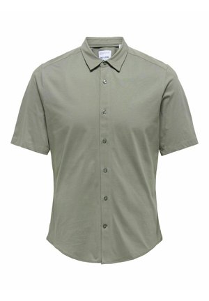 Olijfgroene shirt met korte mouwen van zacht materiaal, met een knoopsluiting aan de voorkant, een puntige kraag en een afgeronde onderzoom.