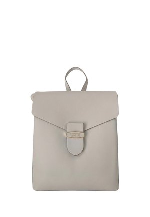 Hellgrauer Leder-Rucksack mit Klappe und Riemenverschluss, ausgestattet mit einer kleinen Metallplatte mit "Gianmarco Venturi"-Markenlogo.