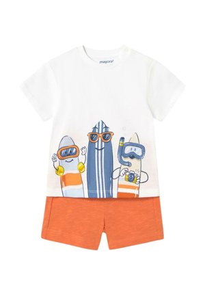 Camiseta blanca de algodón con tableros de surf de dibujos animados que llevan gafas de sol y accesorios. Combinada con pantalones cortos naranjas, ambos tienen un diseño casual.