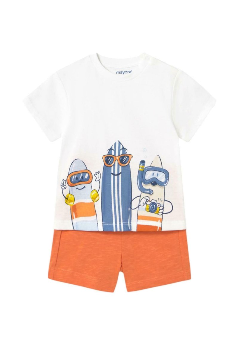 Camiseta blanca de algodón con tableros de surf de dibujos animados que llevan gafas de sol y accesorios. Combinada con pantalones cortos naranjas, ambos tienen un diseño casual.