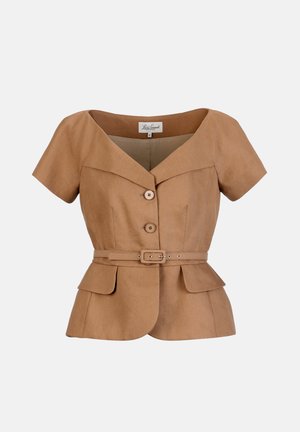 Kratka blazer s kratkimi rokavi z širokim ovratnikom, sprednjimi gumbi, pasom v pasu in skritimi žepi, prikazan na enostavni podlagi.