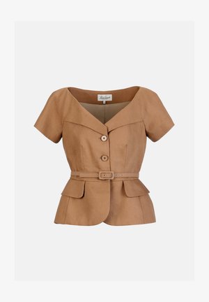 Kratka blazer s kratkimi rokavi z širokim ovratnikom, sprednjimi gumbi, pasom v pasu in skritimi žepi, prikazan na enostavni podlagi.