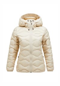 Beige dunjakke med lynlås foran, hætte og quiltemønster i bølgemotiv. Glat, skinnende stof med sorte hardware-detaljer.