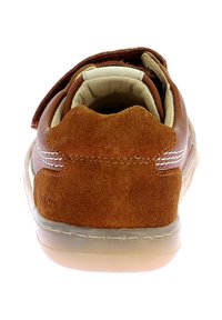 Zapato de ante y cuero marrón con tacón redondeado, detalle de costura blanca, correa de velcro y suela de goma. Forro interior suave.