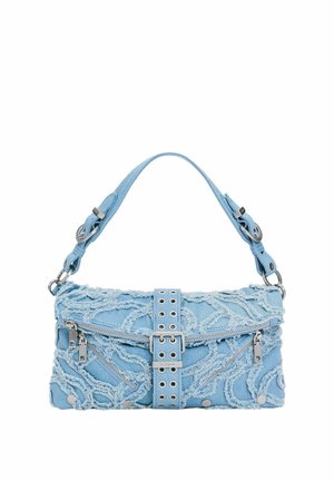 Geantă de mână din denim bleu deschis cu accente texturate desfăcute, două buzunare frontale cu fermoar și o cataramă metalică decorativă. Curea scurtă pentru umăr.