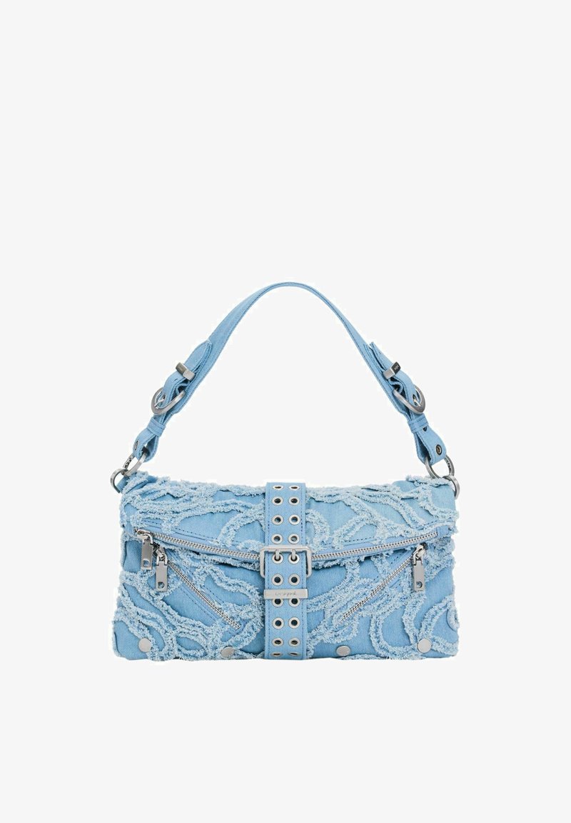 Vaaleansininen farkkukäsilaukku, jossa on teksturoidut rispaantuneet yksityiskohdat, kaksi etutaskua vetoketjulla ja koristeellinen metallisolki. Lyhyt olkahihna.