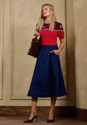 Love & Roses, HEART ARGYLE DETAIL CREW NECK SHORT SLEEVE KNITTED TOP - Tričko s potlačou - burgundy and red