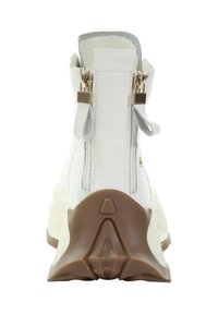 Biała botka do kostki z fakturowanym wykończeniem, podwójnymi zamkami błyskawicznymi i brązową gumową podeszwą z ząbkowanym wzorem. Dodatkiem jest szara podszewka.