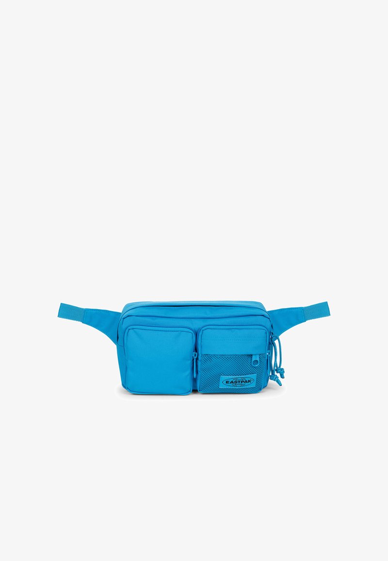 Světlomodrý páskový batoh s třemi zipovými přihrádkami, nastavitelnými popruhy a logem Eastpak na přední síťované kapse.