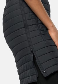 Zwarte gewatteerde vest met verticale gestepte patronen, een ritssluiting aan de voorkant en een aansluitend ontwerp. Het materiaal lijkt glad en lichtgewicht.