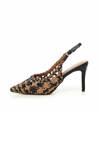 Scarpa con tacco alto a slingback intrecciata, con punta appuntita, materiali neri e beige, e un tacco sottile nero. Inclusa una cinghia regolabile per la caviglia.