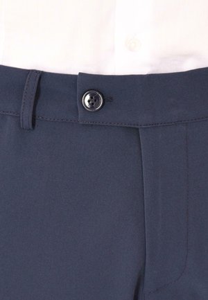 Pantaloni blu navy in tessuto liscio, con vita piatta, chiusura a un bottone e dettagli di cucitura discreti.