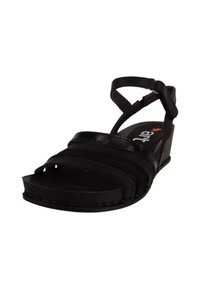 Sandalia cuña negra con múltiples tiras horizontales, correa ajustable en el tobillo, textura suave y plantilla acolchada para mayor comodidad.