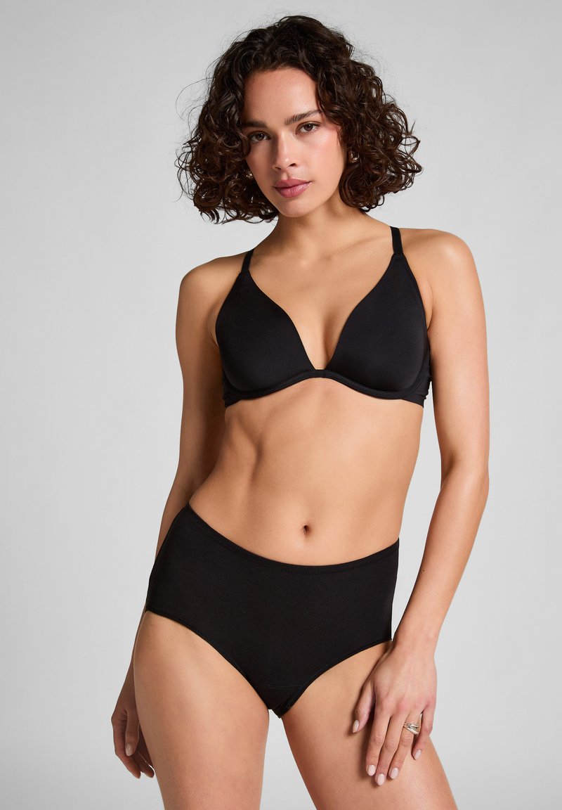 Zwarte driehoekbeha en slips met hoge taille, gemaakt van gladde stof. De beha heeft dunne bandjes en een afgeronde cupvorm.