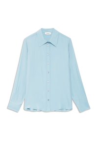 Světlomodrá košile s dlouhým rukávem vyrobená z hladké látky. Má špičatý límec a zapínání na stříbrné knoflíky vpředu.