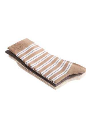 Dreierpack Socken in Beige, Hellbraun und Dunkelbraun. Die beige und hellbraunen Socken sind mit weißen Streifen versehen. Weiches Strickmaterial.