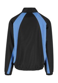 Sort jakke med blå sidepaneler, høj krave, elastiske manchetter og waistband. Fremstillet af glat, let materiale. Vist fra ryggen.