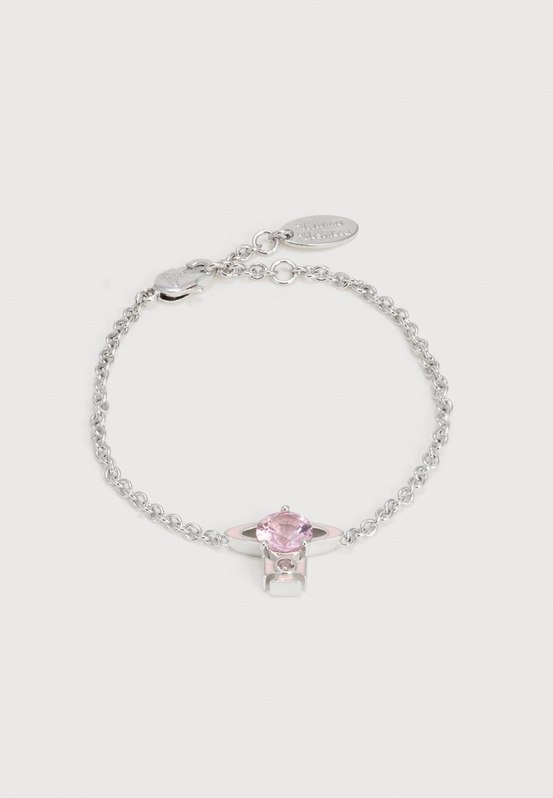 Brățară cu lanț argintiu, având în centru o piatră roz rotundă și o etichetă ovală mică lângă închizătoare, pe un fundal alb simplu.