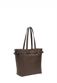 Brun läder tote-väska med dubbla axelremmar, platt design, framficka med dragkedja och subtila sömnadsdetaljer. Slät textur.