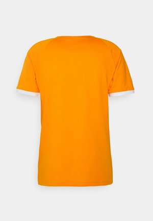 Oranges T-Shirt mit rundem Ausschnitt, kurzen Ärmeln mit weißem Besatz und glatter Textur. Schlichtes Rücken-Design ohne zusätzliche Details.