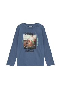 Langärmliges blaues T-Shirt aus Baumwolle mit einem grafikdruck, der den Text "DRIBBLE COURTSIDE CHAMPIONS" und Illustrationen einer Basketballszene zeigt.
