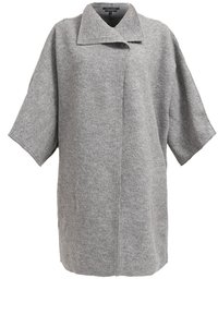 Manteau oversize en mélange de laine grise avec manches larges et grand col pointu, détail couture frontale et longueur mi-cuisse.