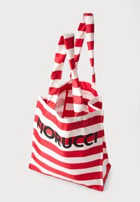 Röd och vit horisontellt randig tote-väska med dubbla handtag och "FIORUCCI" tryckt med fet svarta bokstäver på framsidan.